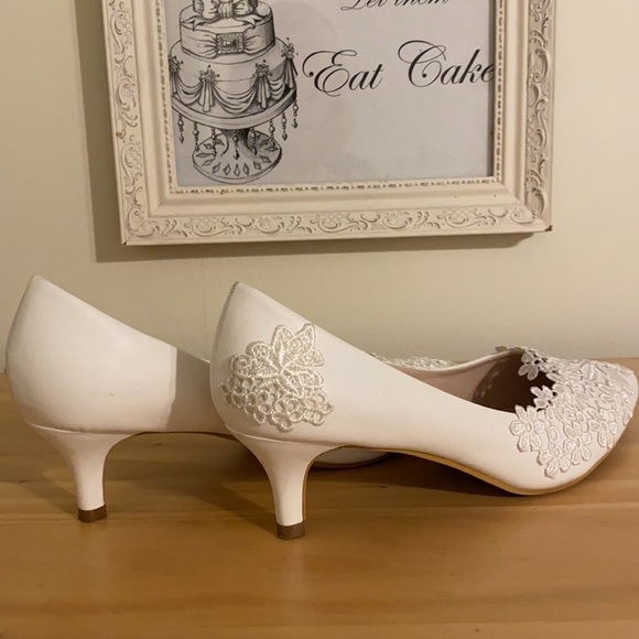 Ivory Lace Leather Low Heels, Size 9 (42) - Picture 9 of 12
